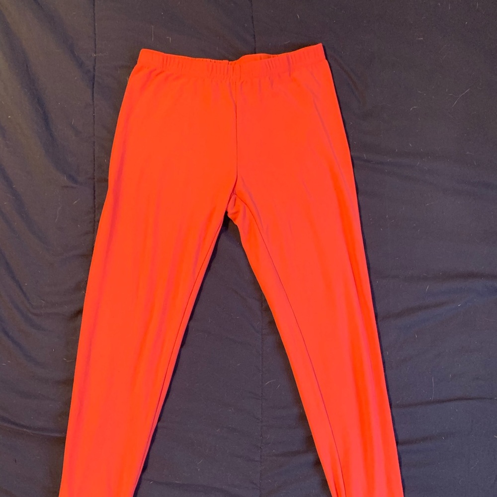 Hot pink girl leggings from Bobbie Brooks.